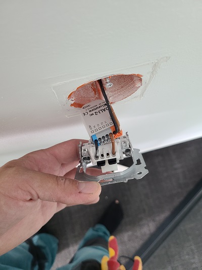 Instalacija DALI modula za pametno upravljanje rasvetom u zidnoj kutiji